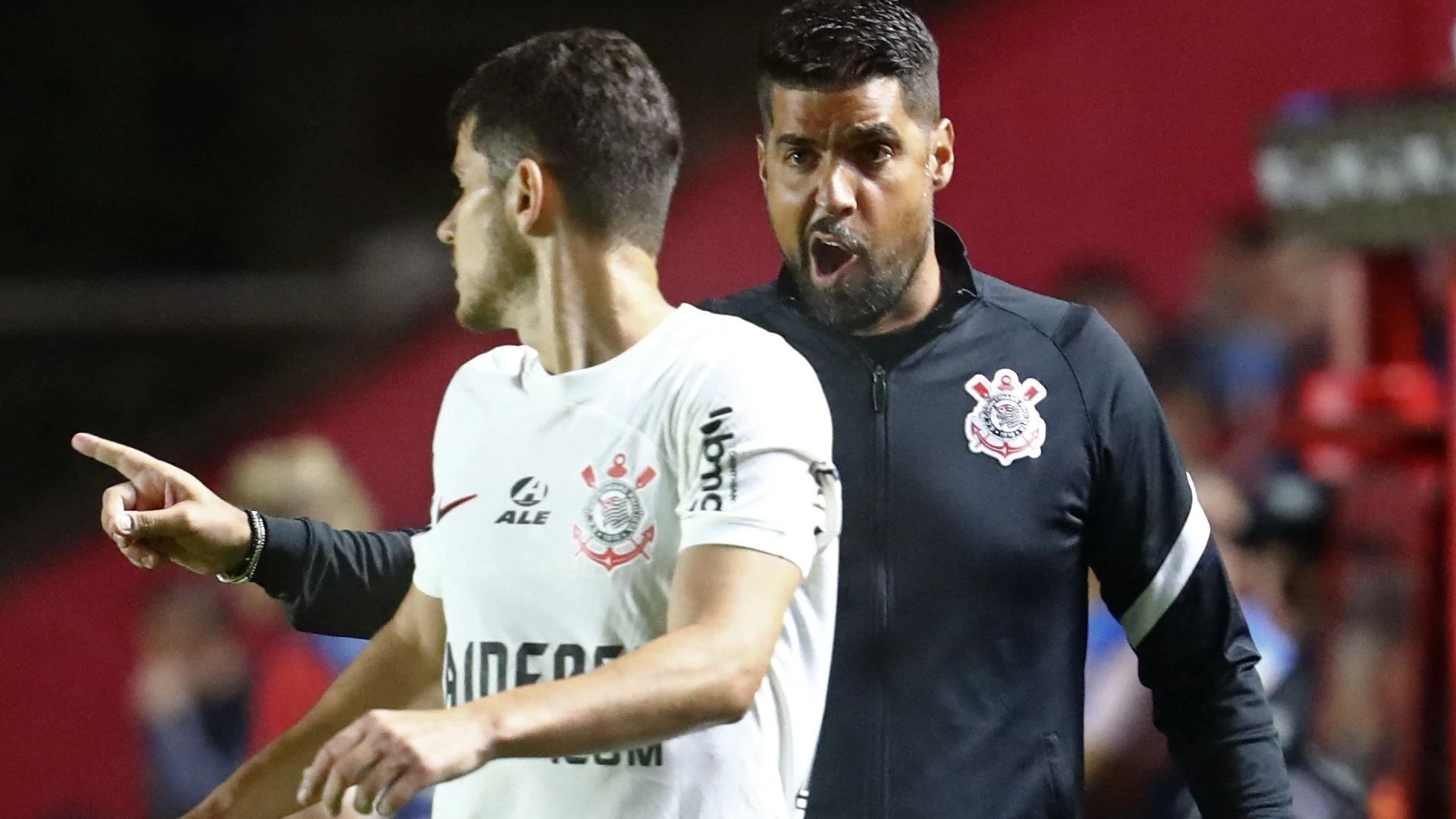 Corinthians avalia mercado de olho em substituto de Antônio Oliveira