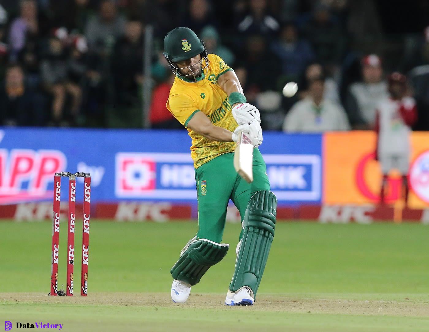 Reeza Hendricks sends one out of Gqeberha, South Africa vs India, 2nd T20I, Gqeberha, December 12, 2023