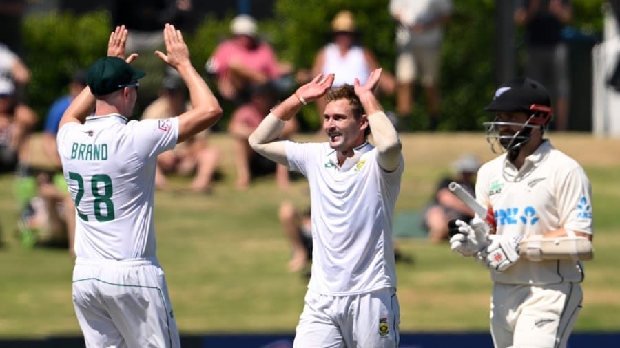 Captain Neil Brand congratulates Ryan de Swardt for removing Kane Williamson, New Zealand vs South Africa, 1st Test, Mount Maunganui, 2nd day, February 5, 2024