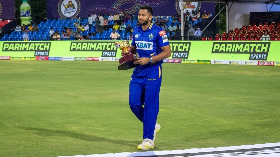 Lyca Kovai Kings captain M Shahrukh Khan with the TNPL trophy, Chepauk Super Gillies vs Lyca Kovai Kings, TNPL 2024, Salem, July 5, 2024