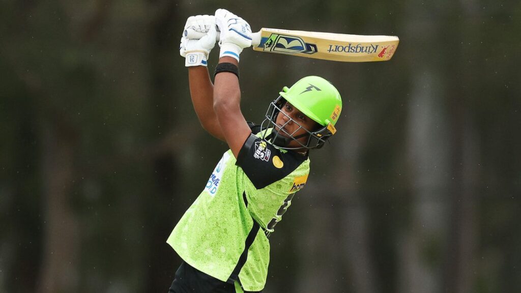 Sydney Thunder's Chamari Athapaththu agrees to a three-season WBBL contract.