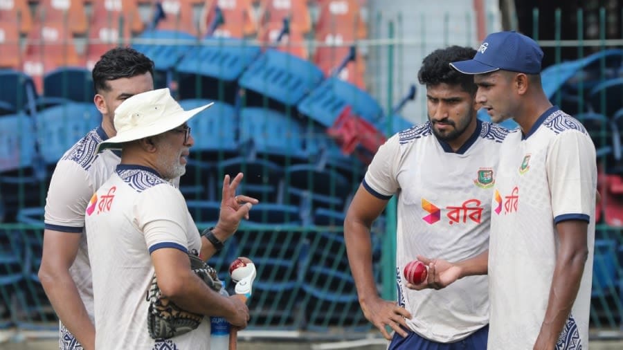 Bangladesh head coach Chandika Hathurusinghe chats with Taskin Ahmed, Khaled Ahmed and Nahid Rana, Lahore, August 14, 2024