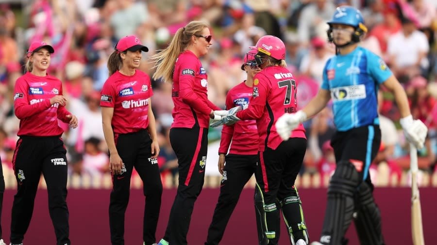 Sophie Ecclestone picked up two wickets, Adelaide Strikers vs Sydney Sixers, WBBL final, Sydney, November 26, 2022