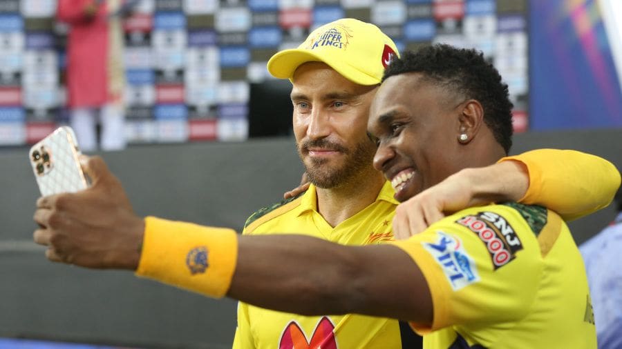 Faf du Plessis and Dwayne Bravo get a selfie together, Dubai, October 15, 2021