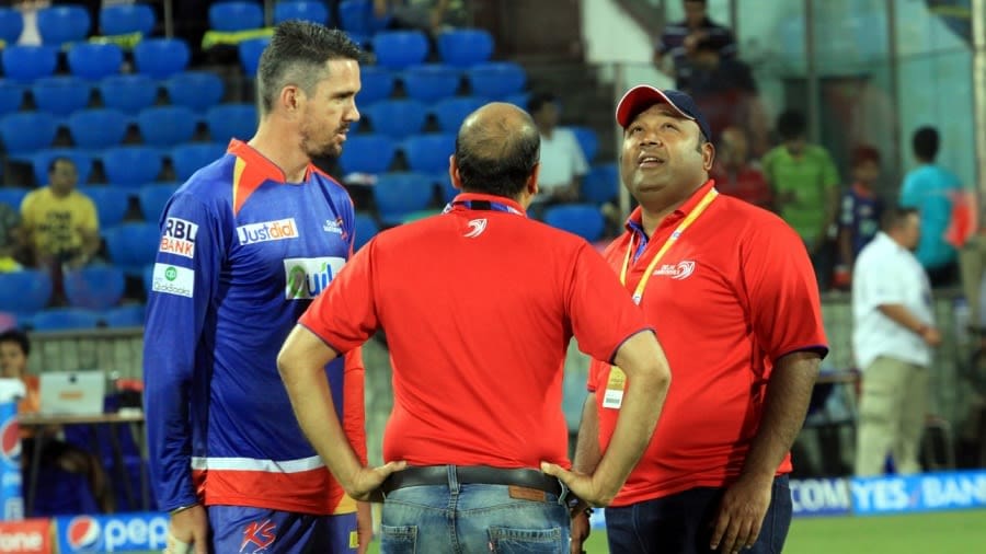 Kevin Pietersen has a word with Delhi Daredevils owner Kiran Grandhi, Delhi Daredevils vs Rajasthan Royals, IPL 2014, Delhi, May 3, 2014