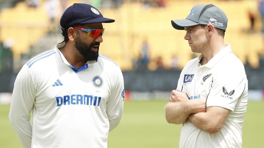 Rohit Sharma and Tom Latham chat after the game, India vs New Zealand, 1st Test, Bengaluru, 5th day, October 20, 2024