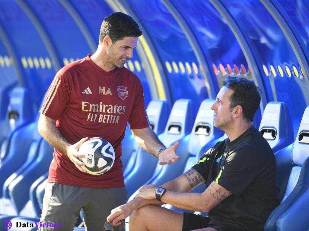 Arsenal manager Mikel Arteta with Sporting Directorduring a training session at NAS Sports Complex on January 13, 2024 in Dubai, United Arab Emirates.