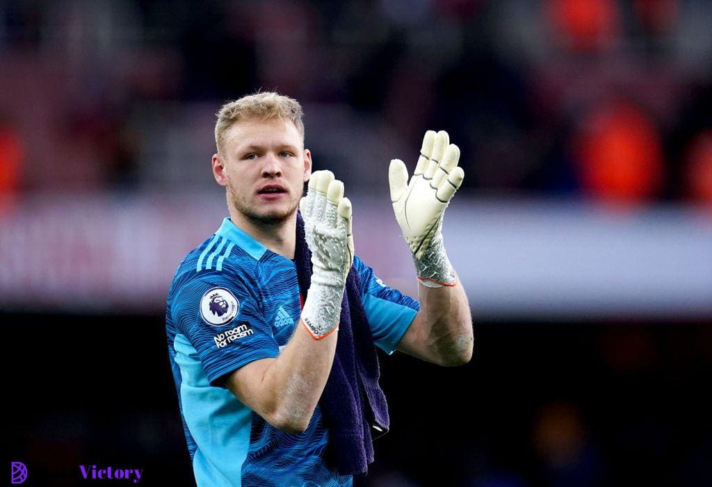 Arsenal goalkeeper Aaron Ramsdale applauds the fans at the Emirates Stadium