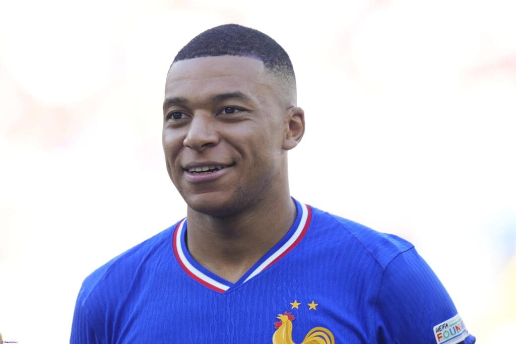 PSG lining up globe- record price for Kylian Mbappe alternative