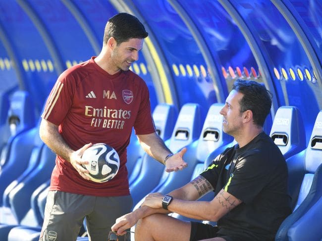 Arsenal manager Mikel Arteta with Sporting Directorduring a training session at NAS Sports Complex on January 13, 2024 in Dubai, United Arab Emirates.