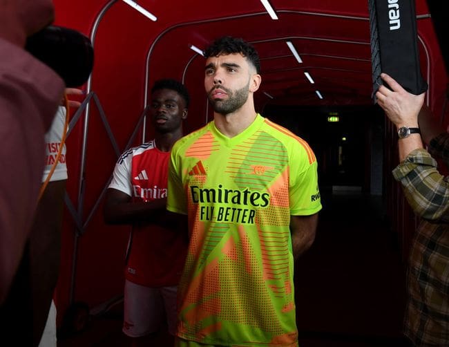 David Raya models the Arsenal 2024/25 goalkeeper kit