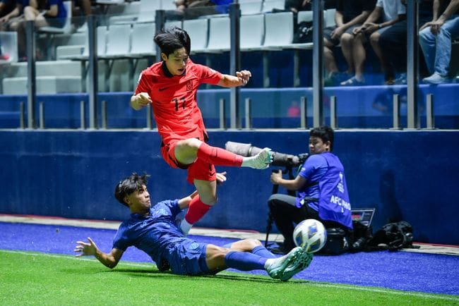 PATHUM THANI, THAILAND - 2023/06/25: Yang Min-Hyuk (No11.) of Korea Republic and Chanasorn Choklap of Thailand seen during the AFC U17 ASIAN CUP THAILAND 2023 match between Thailand and Korea Republic at Pathum Thani Stadium. Final score; Thailand 1:4 Korea Republic. (Photo by Amphol Thongmueangluang/SOPA Images/LightRocket via Getty Images) Tottenham Hotspur