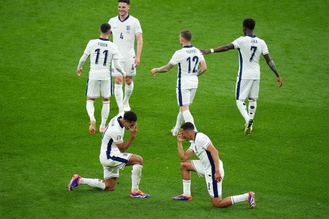 Jude Bellingham Liverpool of England celebrates scoring his team's first goal with teammate Trent Alexander-Arnold during the UEFA EURO 2024 group stage match between Serbia and England at Arena AufSchalke on June 16, 2024 in Gelsenkirchen, Germany. (Photo by Angel Martinez - UEFA/UEFA via Getty Images)