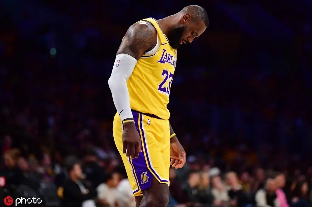 LeBron James Re-Signs with Lakers for 2 Years, $104 Million