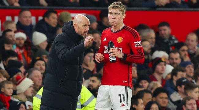 MANCHESTER, ENGLAND - DECEMBER 26: Erik ten Hag, manager of Manchester United, speaks with Rasmus Hojlund of Manchester United during the Premier League match between Manchester United and Aston Villa at Old Trafford on December 26, 2023 in Manchester, England. (Photo by James Gill - Danehouse/Getty Images)