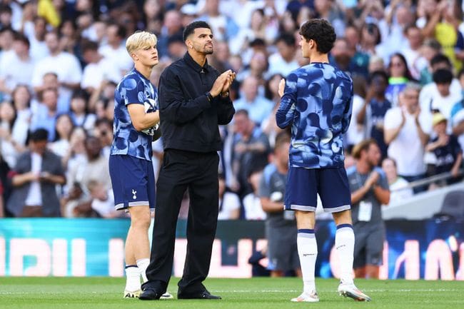 LONDON, ENGLAND - AUGUST 10: L-R new Tottenham signings Lucas Bergvall, Dominic Solanke and Archie Gray during the pre-season friendly match between Tottenham Hotspur and Bayern Munich at Tottenham Hotspur Stadium on August 10, 2024 in London, England. (Photo by Jacques Feeney/Offside/Offside via Getty Images)