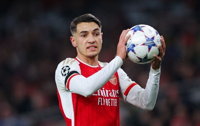 Jakub Kiwior holding the Champions League ball as Arsenal play Lens