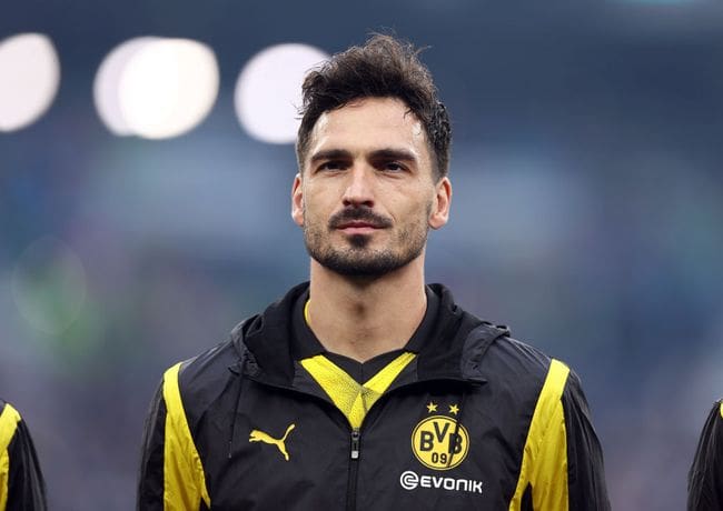 Mats Hummels of Borussia Dortmund looks on as he lines up with teammates prior to the UEFA Champions League 2023/24 final