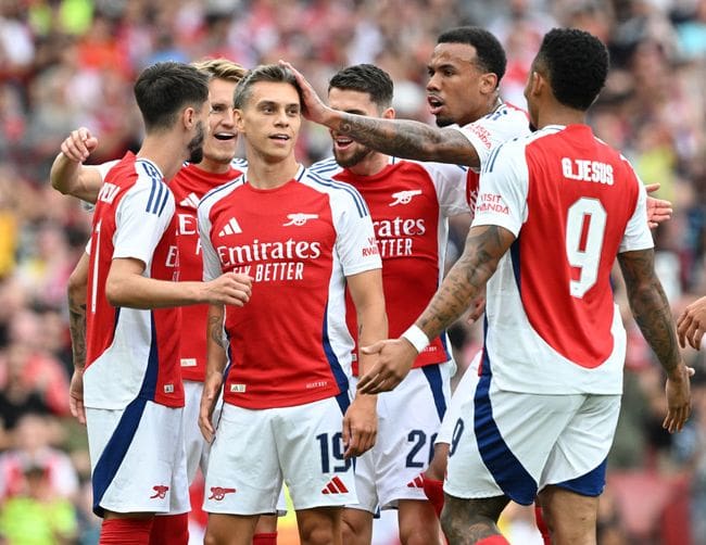 LONDON, ENGLAND - AUGUST 07: Leandro Trossard celebrates scoring Arsenal's 2nd goal with Gabriel Magalhaes and his team mates during the pre-season friendly match between Arsenal and Bayer 04 Leverkusen at Emirates Stadium on August 07, 2024 in London, England. (Photo by David Price/Arsenal FC via Getty Images)