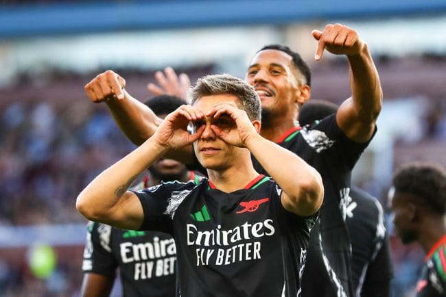 Arsenal squad for 2024/25 BIRMINGHAM, ENGLAND - AUGUST 24: Leandro Trossard of Arsenal celebrates their first goal with his team mates during the Premier League match between Aston Villa FC and Arsenal FC at Villa Park on August 24, 2024 in Birmingham, England. (Photo by Jacques Feeney/Offside/Offside via Getty Images)