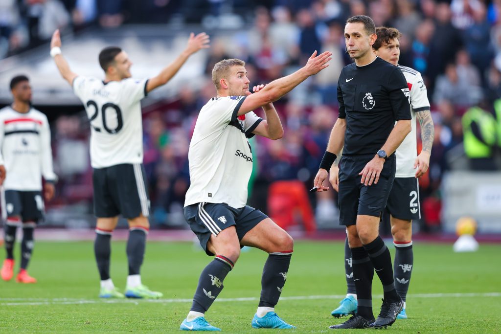 Matthijs de Ligt, a celebrity for Manchester United, stabs shameful referee David Coote.